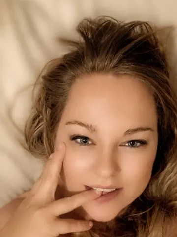 Kim-Luxa webcam model from Netherlands