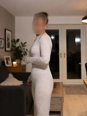 _HiddenVelvetXO webcam model from United Kingdom