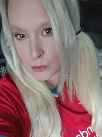 Blonde-Bellauk webcam model from liverpool