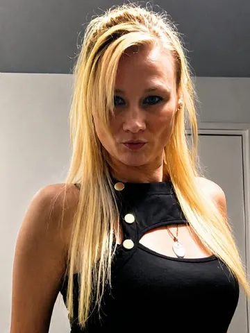 Slim-Single-Blonde webcam model from United Kingdom