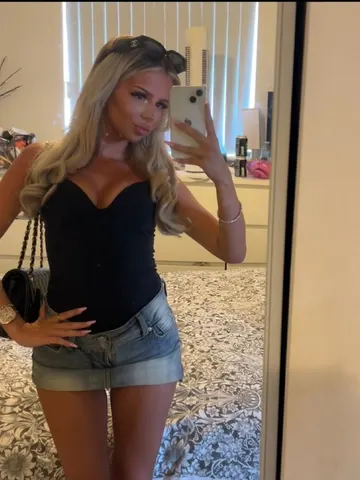 Blonde-Blair webcam model from United Kingdom