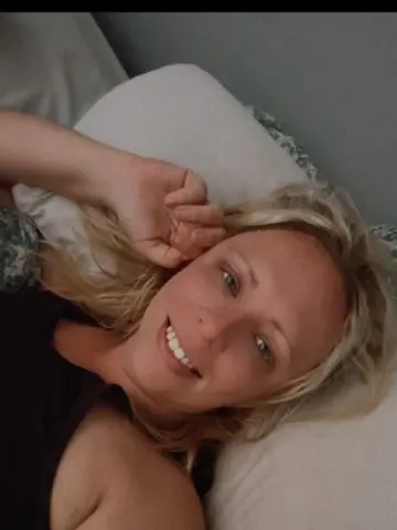 Bella-UK-BLONDE webcam model from United Kingdom