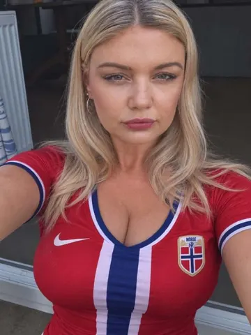 ScandinavianSummer webcam model from United Kingdom