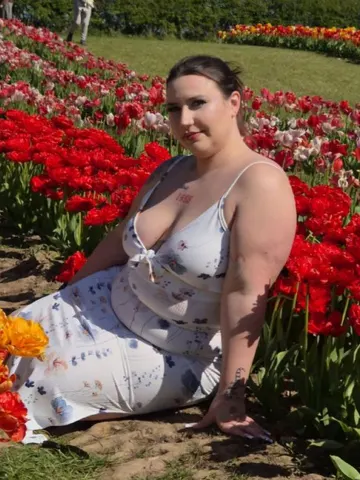 RogueHoneyxo webcam model from United Kingdom