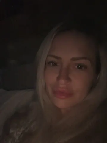 Lovely-BlondeCrystal webcam model from United Kingdom