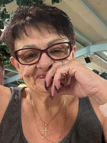 Sweet-Curvy_Desire webcam model from United Kingdom