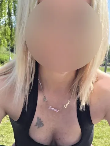 Little-BlondieXX webcam model from United Kingdom