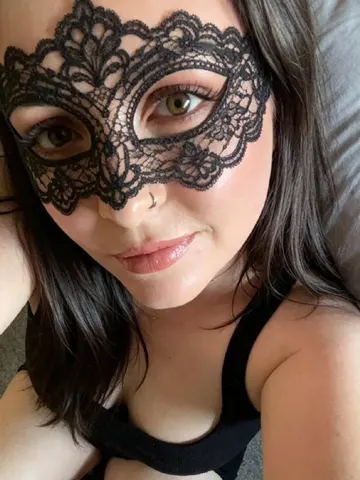 Sweet_MiaX webcam model from United Kingdom