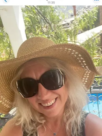 Mature-Blonde-Lou webcam model from United Kingdom