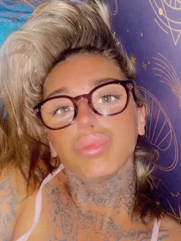 Tattooed_Mama webcam model from United Kingdom