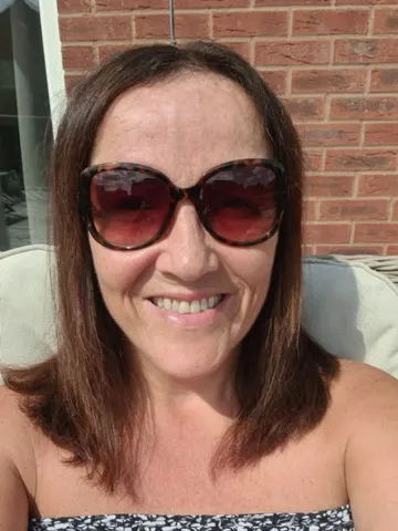 Natural-Shy-Chelle webcam model from United Kingdom