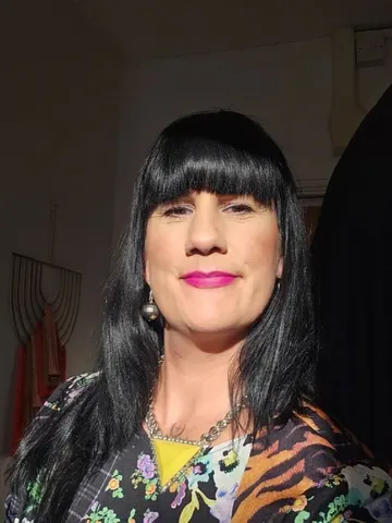 Classy-BrunetteBella webcam model from United Kingdom