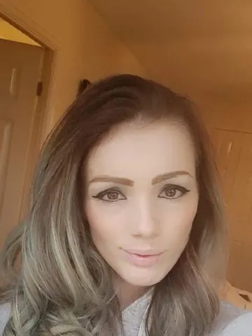 Bonnie-Iris webcam model from United Kingdom