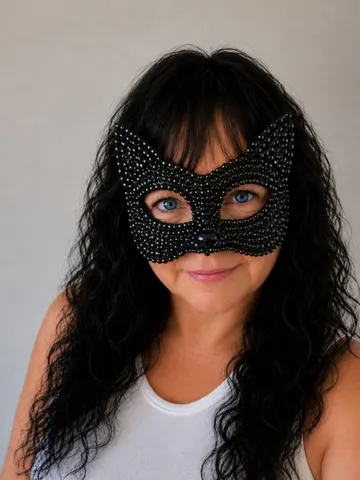 CurvyCarinaXX webcam model from United Kingdom