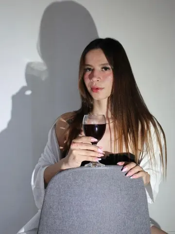 Clara Moon webcam model from Colombia