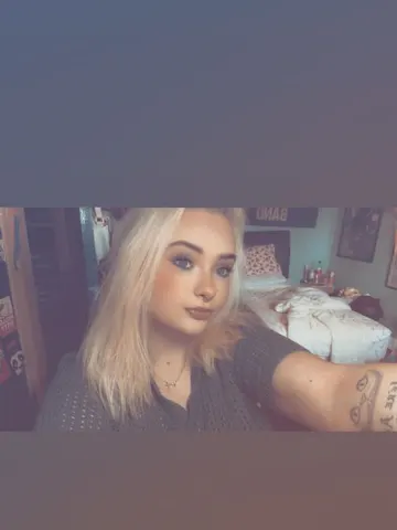 busty___babe webcam model from United Kingdom