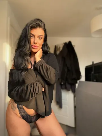 yourobsession webcam model from United Kingdom