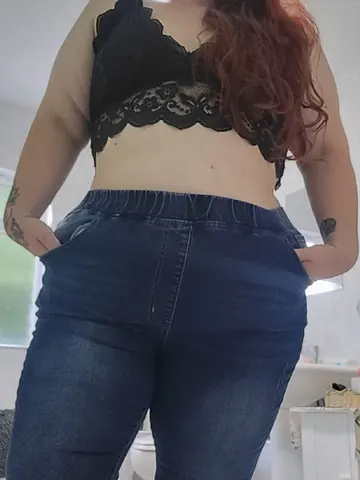 Curvy-Sassy-Red webcam model from United Kingdom