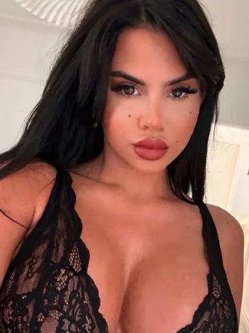 Hannahelizabethhh webcam model from United Kingdom
