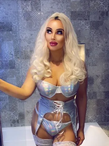 MissBlondieBarbie webcam model from United Kingdom