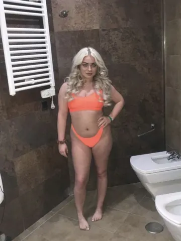 TheMissLolaMae webcam model from United Kingdom
