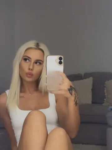 Thatprettysecret webcam model from United Kingdom