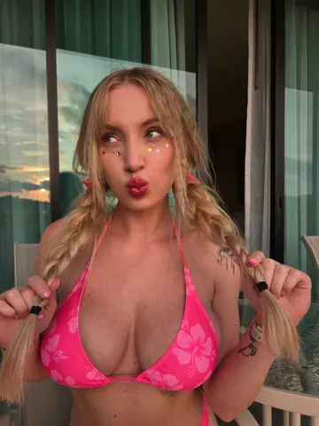 lovearia webcam model from United Kingdom