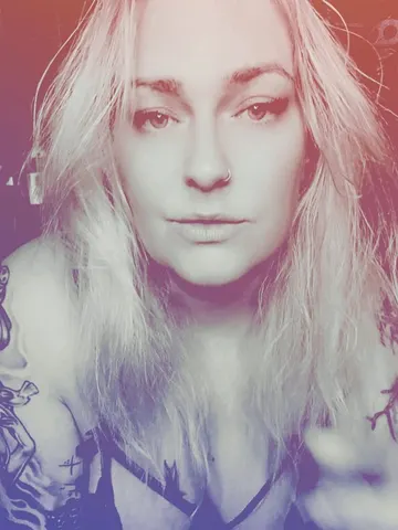 Demure-Miss-Desire webcam model from United Kingdom