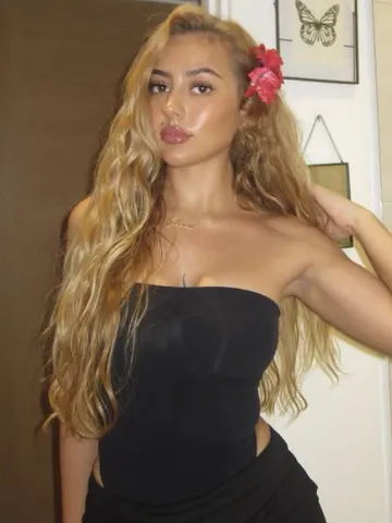 AlainaRose webcam model from United Kingdom