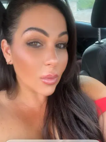 LuxeLeanaX webcam model from United Kingdom