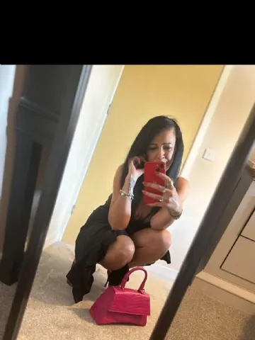 Caring-Bernadette webcam model from United Kingdom