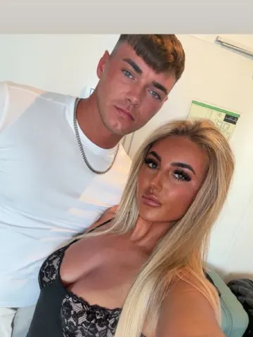 Young-Tanned-HOTDUO webcam model from United Kingdom