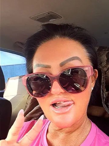 HoneyCurvyIsabelle webcam model from United Kingdom