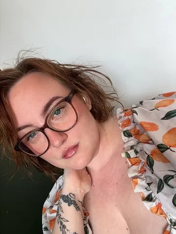 CurvyNurseJo webcam model from Sweden
