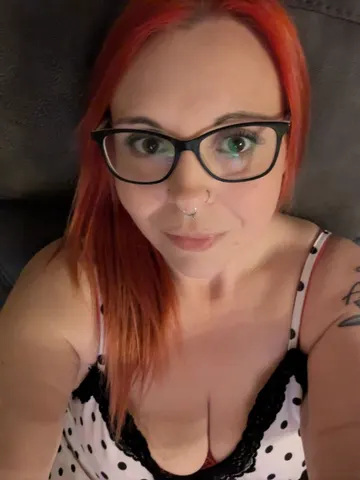 hotwife89 webcam model from United Kingdom