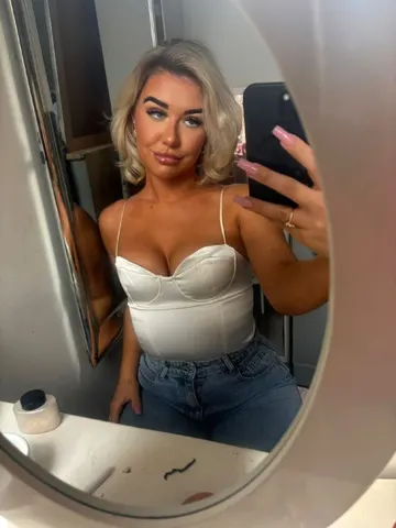 UK-Blonde_Bella webcam model from United Kingdom
