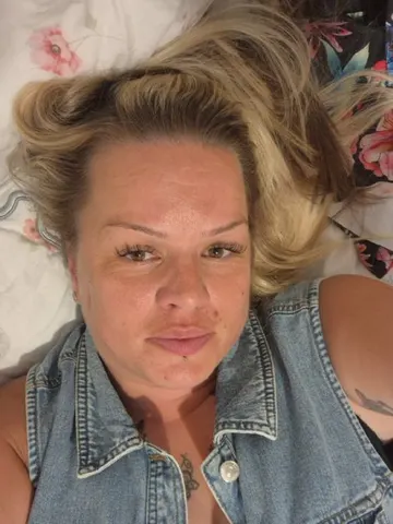 Mature-UkCurvyBlonde webcam model from United Kingdom