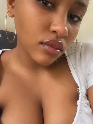 Busty babe?? live cam