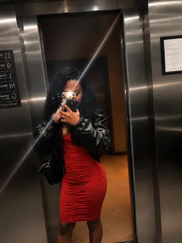 TheGoldenEbony webcam model from United Kingdom