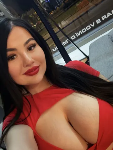 Honeybunnyy02 webcam model from Czech Republic