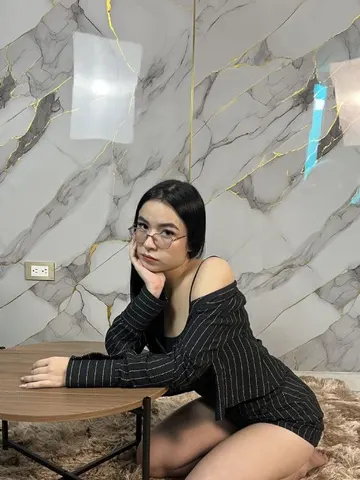 suryvelvet webcam model from Colombia