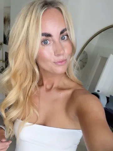 ReevaRose webcam model from United Kingdom