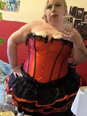 BlondeBbw38 webcam model from United Kingdom
