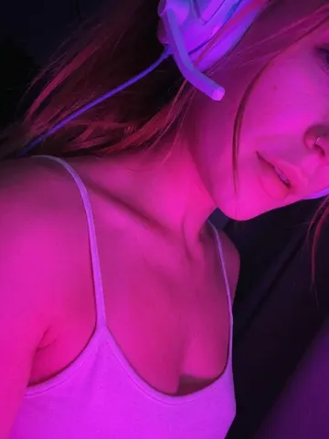 CutieNerdyPie webcam model from United Kingdom