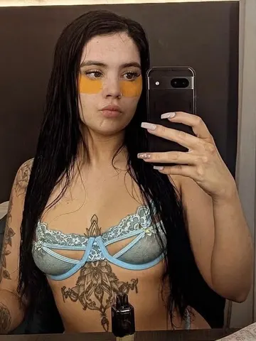 TheRealBonnie webcam model from United Kingdom