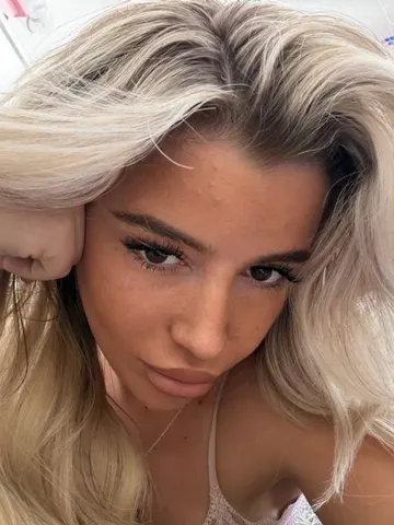 Summer.05 webcam model from United Kingdom