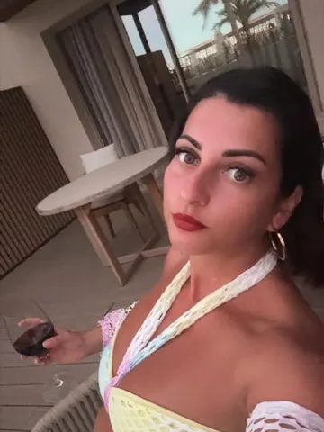 AlexandraLux webcam model from United Kingdom