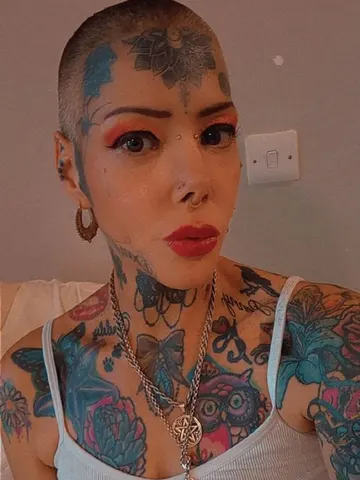 Inked minx webcam model from United Kingdom
