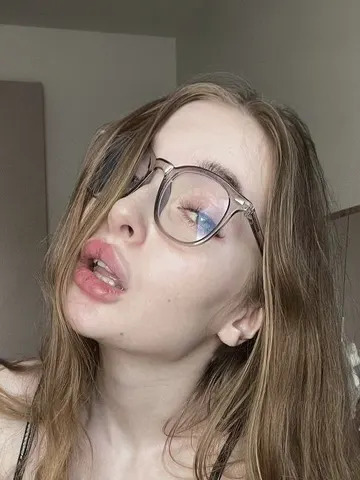 HeyLissaCain webcam model from Serbia