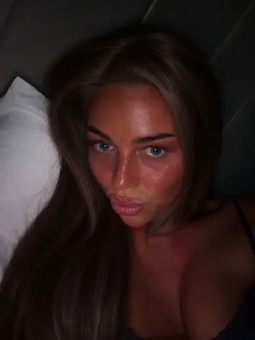 honeygirlx webcam model from United Kingdom